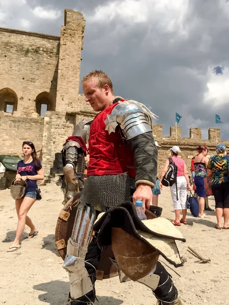 Sudak August 2015 Powerful Man Armor Medieval Knight Red Clothes — Stock Photo, Image
