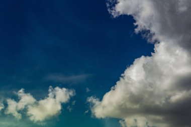 yemyeşil mavi gökyüzü, güneş ışınları, gün ışığı, doğal gökyüzü arka plan karşı şeklinde ışıkbeyaz bulutlar