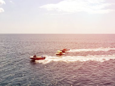 İki beyaz teknede üst görünüm mavi denizde yelken ve beyaz çizgiler bırakın, denizde hız rekabet, iki tekne yarış
