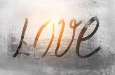 kelime Aşk Yağmurlu havalarda cam boyalı, Sonbahar yağmurda terli cam kelime aşk üzerinde yazıt