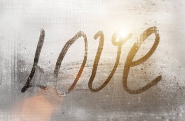 kelime Aşk Yağmurlu havalarda cam boyalı, Sonbahar yağmurda terli cam kelime aşk üzerinde yazıt