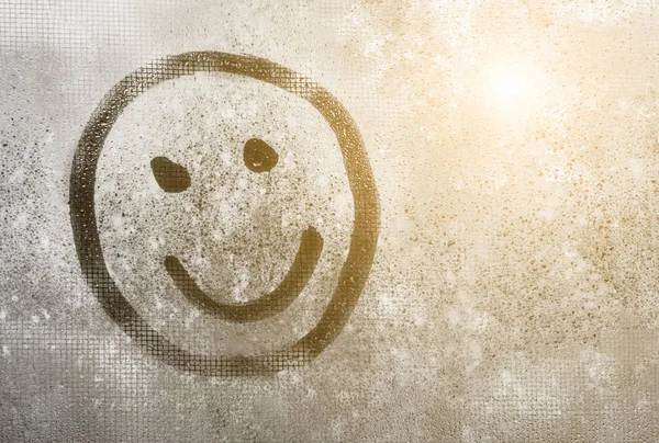Emoji sorriso, chuva de outono, inscrição em vidro suado sorridente com espaço de cópia para texto — Fotografia de Stock