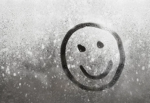 Emoji sorriso iscrizione su vetro sudato smiley con spazio copia per il testo in autunno pioggia — Foto Stock