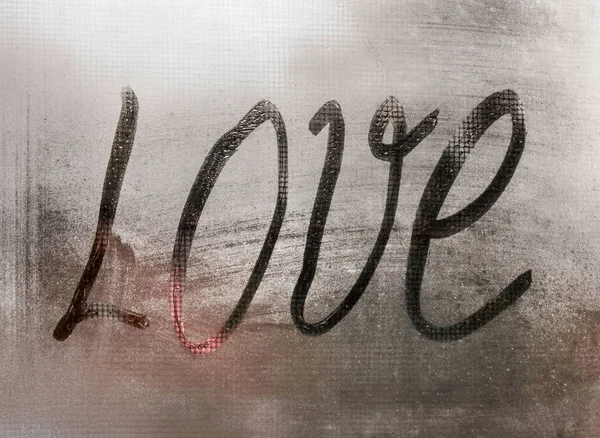 Napis na spocony szkło słowo miłość jesienią deszcz, słowo miłość malowane na szkle w deszczowe dni — Zdjęcie stockowe