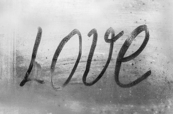 Επιγραφή στο ιδρωμένη γυάλινη λέξη Love στην φθινοπωρινή βροχή, λέξη Love ζωγραφισμένο στο γυαλί σε βροχερό καιρό — Φωτογραφία Αρχείου