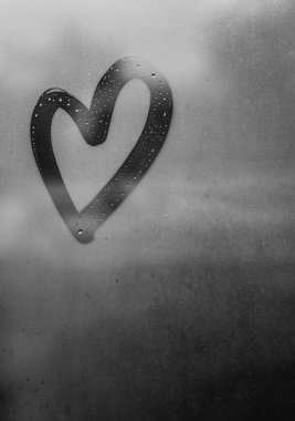 Koyu gri kalp terli cam boyalı, üzerinde birçok damla vardır, yazıt kalp ve sevgi ıslak gri sonbahar sisli cam el yapımı kullanarak