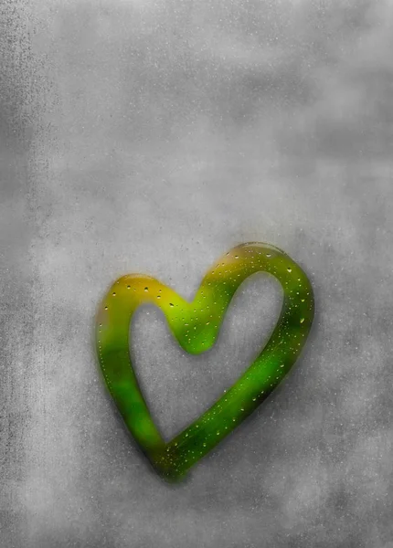 Corazón verde pintado en vidrio sudoroso, hay muchas gotas en él, corazón de la inscripción y el amor en el vidrio húmedo niebla otoño — Foto de Stock