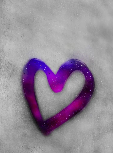 Esquema de corazón púrpura pintado en vidrio sudoroso, muchas gotas en él, corazón de inscripción y amor hecho a mano en vidrio húmedo de niebla de otoño — Foto de Stock