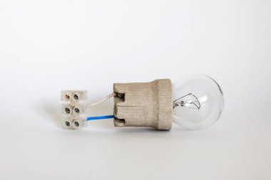 kapaklı akkor lamba ampulü, soket, teller ve terminal bloğu beyaz arka plan, yeni fikir konsepti