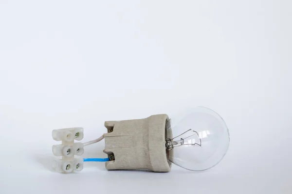 Glödlampa glödlampa med lock, Socket, ledningar och kopplingsplint ligger på vit bakgrund, ny idé koncept — Stockfoto