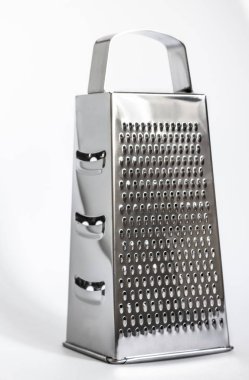 parlak metal yeni rende beyaz arka plan, yakın çekim peynir ve gıda rendesi izole