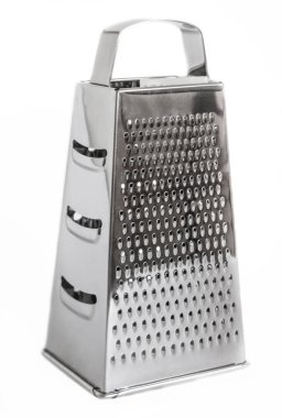 Metal rendelenmiş küçük ve büyük piramit beyaz zemin, yakın plan peynir ve yiyecek rendesi