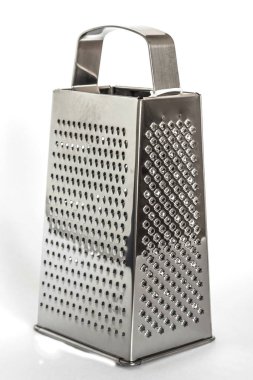 parlak metal yeni rende beyaz arka plan, yakın çekim peynir ve gıda rendesi izole