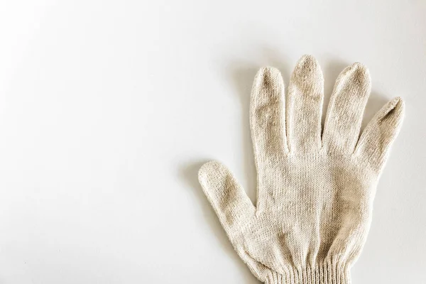 Jedna práce nová bavlněná rukavice na bílém pozadí spočívá v roztáhl prsty — Stock fotografie