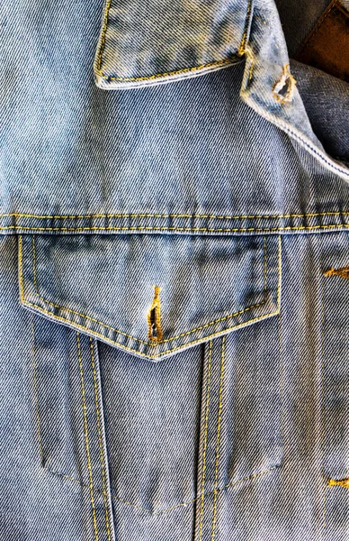 Stúdió farmer nyitott mellkas zseb és gallér sarok kék farmer kabát közelkép, ruhák, farmer, gomblyuk, szövet textúra — Stock Fotó