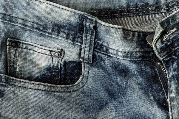 Kot pantolon ve bir cep, aşınmalı kot kumaş deseni, eski kot pantolon. — Stok fotoğraf