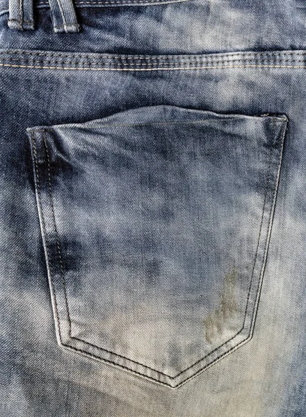 Bolsillo de moda vaqueros traseros shabby primer plano, textura de mezclilla azul marino, doble puntada recta áspera en vaqueros —  Fotos de Stock