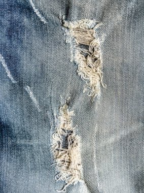 Denim Jeans Delik . Yırtık Yırtık Yırtık Mavi kot arka plan. Mavi soluk denim dokusunu kapatın