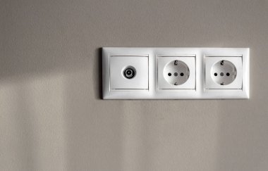 cihazlar için üç beyaz boş elektrik prizi ve boş gri bir anten konektörü kümesi