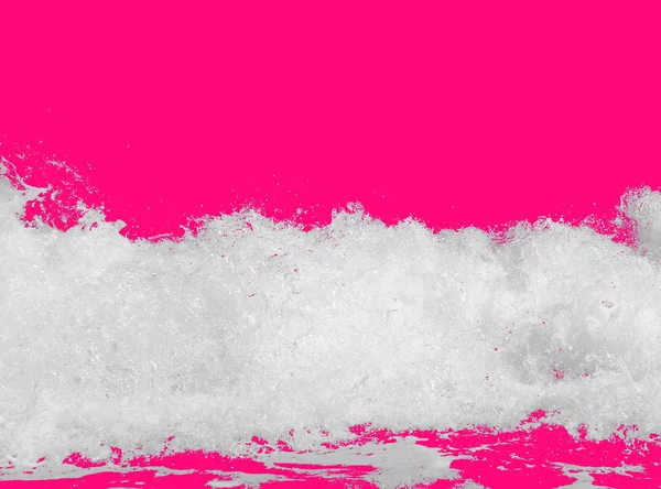 Mousse de mer blanche du surf, isolée sur un fond rose vif — Photo