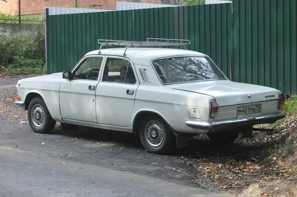 モスクワ ロシア 2011年8月26日 旧ロシア車Gaz ヴォルガ は木の近くの駐車場にあります — ストック写真
