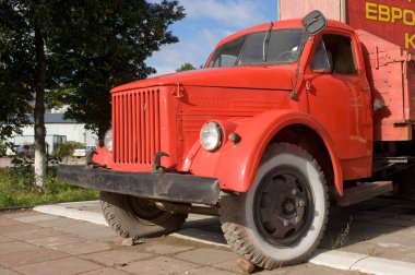 TULA, RUSSIA - 9 Eylül 2012: Eski Sovyet kırmızı kamyonu GAZ-51 'in reklamında 