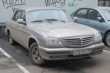 MOSCOW, RUSSIA - 7 Aralık 2011: Eski Rus gri arabası GAZ-31105 