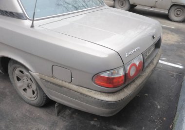 MOSCOW, RUSSIA - 7 Aralık 2011: Eski Rus arabası GAZ-31105 