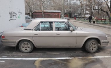 MOSCOW, RUSSIA - 7 Aralık 2011: Eski Rus gri arabası GAZ-31105 