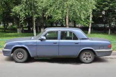 MOSCOW, RUSSIA - 16 Haziran 2011: Eski Rus mavi arabası GAZ-31105 