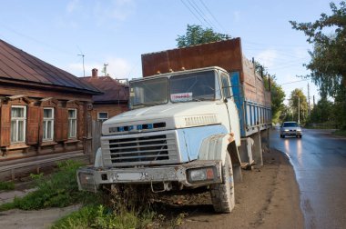 TULA, RUSSIA - 9 Eylül 2012: Eski terk edilmiş Sovyet kamyonu KRAZ-6505 sokakta duruyor