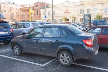Tula, RUSSIA - 9 Eylül 2012: Otoparktaki yeni Rus arabası 