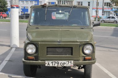 Tula, RUSSIA - 12 Ağustos 2011: Eski Sovyet arabası LUAZ-969 