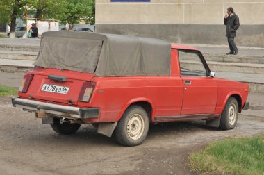 Omsk oblast, RUSSIA - 17 Mayıs 2010: Eski Rus arabası VAZ-2104 