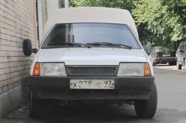 Moskova, RUSSIA - 16 Haziran 2011: Rus düşük tonlu kamyonet VIS-2347, VAZ-2109 LADA, cephe manzaralı