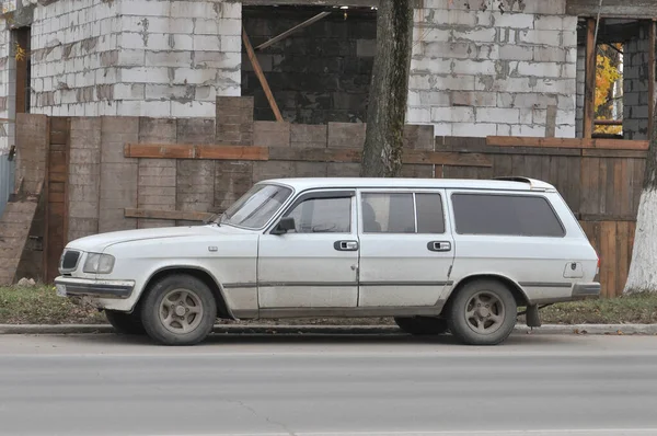 モスクワ ロシア 2009年10月15日 ロシアの白い車のワゴンGaz 310221 Volga サイドビュー — ストック写真