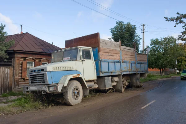 Tula Ryssland September 2012 Sovjetiska Lastbilen Kraz 6505 Står Gatan — Stockfoto