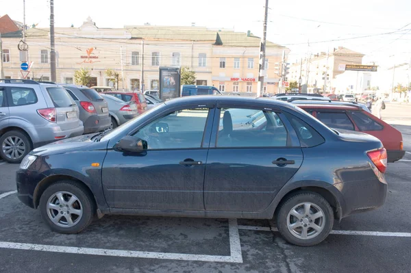 Tula Rusia Septiembre 2012 Moderno Coche Ruso Lada Granta Aparcamiento — Foto de Stock