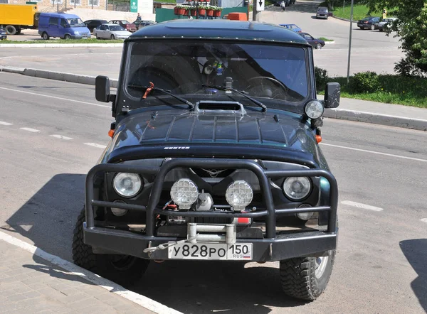 Volokolamsk モスクワ地域 ロシア 2010年11月10日 新しいロシアの黒い車Uaz 315195 Hunter フロントビュー — ストック写真