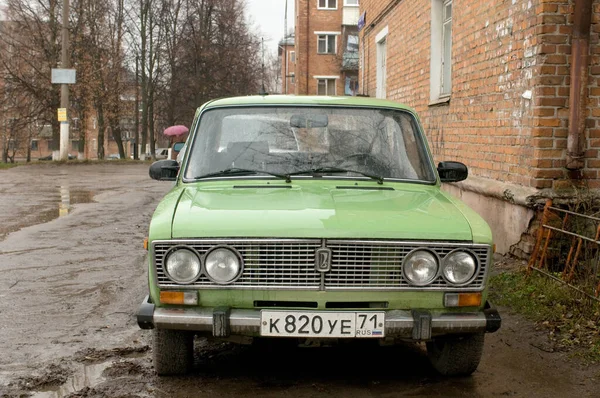 Tula Rusia Noviembre 2010 Antiguo Coche Verde Soviético Vaz 2103 — Foto de Stock