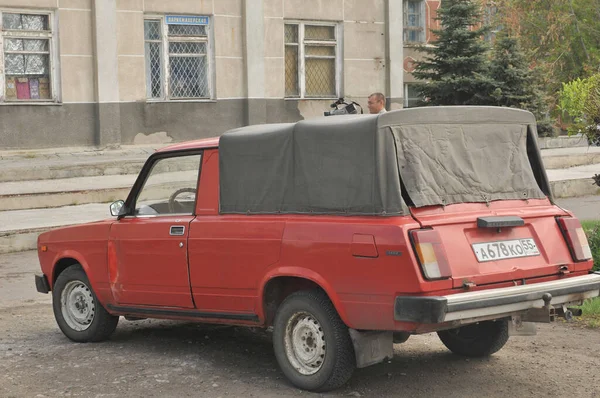 Óblast Omsk Rusia Mayo 2010 Antigua Camioneta Rusa Vaz 2104 — Foto de Stock