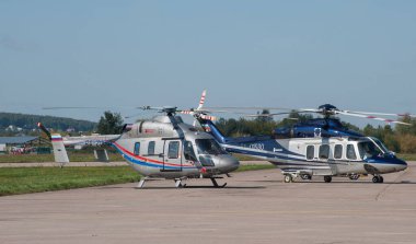 Zhukovsky, RUSSIA - 28 Ağustos 2019: Kuyruk numarası RA-20001 olan Rus Ansat helikopterleri ve kuyruk numarası RA-01680 olan AgustaWestland AW139 MAKS-2019 Uluslararası Havacılık ve Uzay Salonu