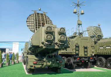 Zhukovsky, RUSSIA - 28 Ağustos 2019: BAZ şasesi üzerinde Rus elektronik savaş sistemleri (EW) 