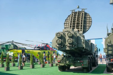 Zhukovsky, RUSSIA - 28 Ağustos 2019: Rus Ansat helikopteri ve Krasukha-2 elektronik savaş sistemi MAKS-2019 hava gösterisinde dört eksenli kamyon şasisi BAZ üzerinde
