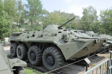 Moskova, Rusya - 13 Temmuz 2012. Silahlı Kuvvetler Merkez Müzesi 'ndeki BTR-80