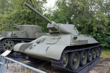 Moskova, Rusya - 13 Temmuz 2012. Merkezi Silahlı Kuvvetler Müzesi 'nde Sovyet tarihi ortalama tank T-34-76