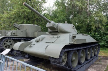 Moskova, Rusya - 13 Temmuz 2012. Merkezi Silahlı Kuvvetler Müzesi 'nde Sovyet tarihi ortalama tank T-34-76
