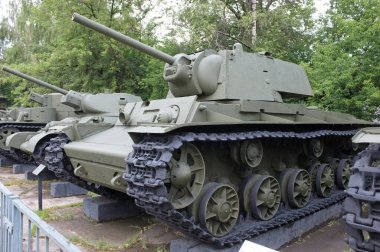 Moskova, Rusya - 13 Temmuz 2012. Sovyet tarihi ağır tank KV-1 (Klim Voroshilov) Moskova 'daki Merkez Silahlı Kuvvetler Müzesi' nde