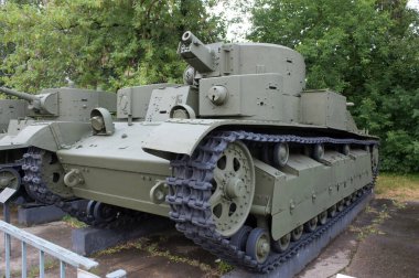 Moskova, Rusya - 13 Temmuz 2012. Sovyet tarihi trehyadernye Silahlı Kuvvetler Merkezi Müzesi 'ndeki T-28 tankı.