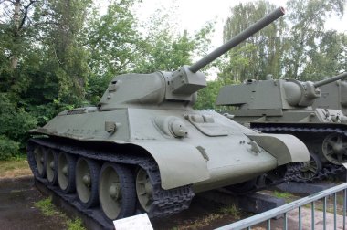 Moskova, Rusya - 13 Temmuz 2012. Merkezi Silahlı Kuvvetler Müzesi 'nde Sovyet tarihi ortalama tank T-34-76